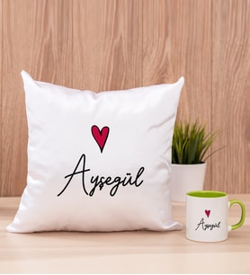 Kişiye Özel İsim Yazılı Minik Kalpli Kare Yastık ve Yeşil Kupa