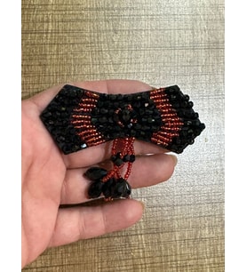 9X2 CM TAŞ BONCUK İŞLEME KIRMIZI SSİYAH FİYONK ARMA DİKİŞ AKSESUARI