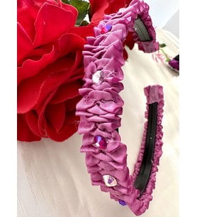 Pembe renk saten kumaş büzgülü araları kristal taşlı saç tacı, saç tokası
