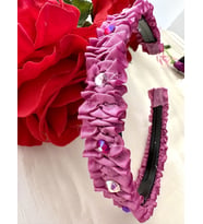 Pembe renk saten kumaş büzgülü araları kristal taşlı saç tacı, saç tokası
