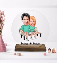 BK Gift Kişiye Özel Sevgililer Karikatürlü Yuvarlak Ahşap Standlı Biblo-55