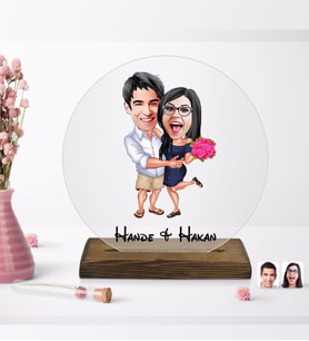 BK Gift Kişiye Özel Sevgililer Karikatürlü Yuvarlak Ahşap Standlı Biblo-108