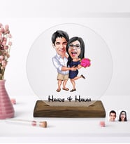 BK Gift Kişiye Özel Sevgililer Karikatürlü Yuvarlak Ahşap Standlı Biblo-108
