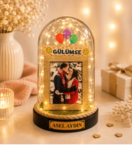 Kişiye Özel Fotoğraflı ve Yazılı LED Işıklı Fanus – GÜLÜMSE Temalı Dekoratif Hediye