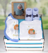 eJOYA Ahşap Sandıkta Kişiye Özel Zıbın Önlük Fotoğraf Çerçevesi Ve Patik Bebek Hediye Seti 109419 (Model 1)