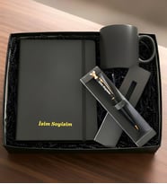 Kişiye Özel Premium Hediye Seti Kişiye Özel Siyah Defter, Özel Tektaşlı İmza Kalemi ve Kupa Seti - Şık Hediye Kutusu Özel İsim Baskılı Siyah Ajanda Kalem Kupa Bardak