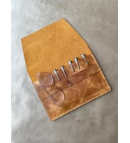 ALESTA LEATHER İsme Özel El Yapımı Hakiki Deri Jumbo Boy Kalemlik & Çok Amaçlı Çanta (Camel)