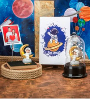 Çocuk Astronot Tasarımlı Notluk ve Led Işıklı Fanus İle Defter
