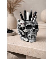 Dekoratif Kurukafa Kalemlik – Gotik Skull Masaüstü Kalem Tutucu