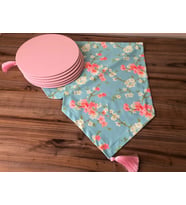 MİNT ZEMİN ÜZERİNE PEMBE ÇİÇEK DESENLİ RUNNER & SUPLA (Krem)