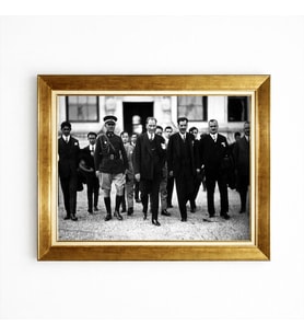 Tablore Atatürk ve Kurmayları Tarihi Fotoğraf Gold Çerçeveli Tablo - Nostaljik Siyah Beyaz Atatürk Tablosu