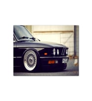 Ahşap Tablo Bmw E 28 Siyah Sağ Ön Detay (50x70 Cm Boyut)
