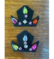 4X3 CM İKİLİ SİYAH TAŞ İŞLEMELİ TAÇ APLİKE ARMA DİKİŞ HOBİ AKSESUARI