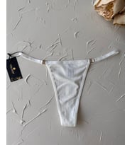 Victoria Yanları V Aksesuarlı %95 Pamuklu Fitilli Tanga (Beyaz)