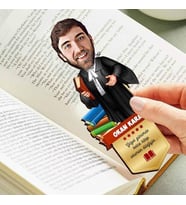 Avukat Erkek Karikatürlü Kitap Okuma Ayracı