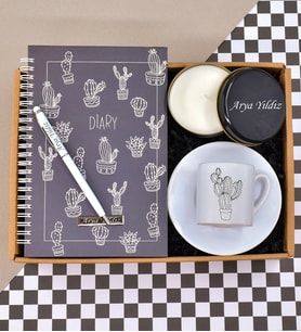 Kişiye Özel Kaktüs Desenli Defter& Beyaz Touch Pen& Siyah Renk Metal Kutulu Mum& Kaktüs Desenli Fincan Hediye Seti