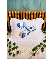 Kişiye Özel İsimli Bebek Yastığı – Ayıcık ve Balon Tasarımlı Mavi Fırfırlı Dekoratif Bebek Odası Yastığı