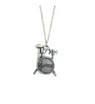 Drummer’s Beat – Unisex Notalı Bateri Figürlü Kolye - 60 cm (Gümüş)