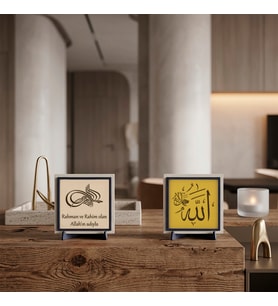 Manevi Değeri Yüksek “Allah Celle Celâluhû” Yazısı ve Özel Deri Besmele Detaylı İkili Masaüstü Takımı 10x10 cm, Pudra - Sarı