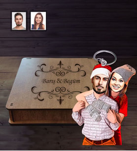 Kişiye Özel Yılbaşı Sevgili Karikatürlü Ahşap Anahtarlık Kutulu Model-8