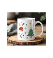 Yılbaşı Temalı Noel Baba Şapkası ve Çam Ağacı Desenli Seramik Kupa Bardak 330 ml (Beyaz)