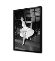 Uçuşan Beyaz Elbiseli Marilyn Monroe Çerçeveli Cam Tablo