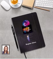 Kişiye Özel Uzay Karikatürlü Siyah Defter Kalem Hediye Seti Bayan-2