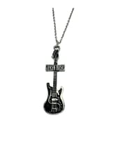 Guns N' Roses Temalı Elektro Gitar Kolye – 60 cm Zamak Kaplama Metal Rock & Hard Rock Aksesuar (Gümüş)