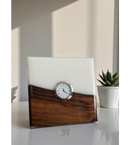 Classic Ceviz & Epoksi Masa Saati – Gümüş Kaplama Quartz Mekanizma – El Yapımı Tasarım (15x15 cm ) (Beyaz Gümüş)