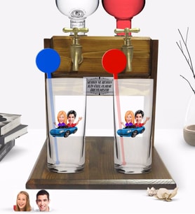 BK Gift Kişiye Özel Renkli Baskılı Sevgililer Karikatürlü İkili Vodka Bardağı ve Çift Musluklu Doğal Ahşap Vodka Standı-52 (Model 1)