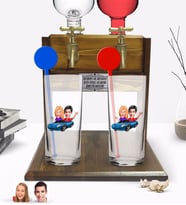 BK Gift Kişiye Özel Renkli Baskılı Sevgililer Karikatürlü İkili Vodka Bardağı ve Çift Musluklu Doğal Ahşap Vodka Standı-52 (Model 1)