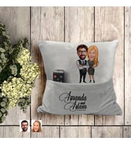 BK Gift Kişiye Özel Sevgililer Karikatür Tasarımlı Organizer Kumanda ve Atıştırmalık Cepli Gri Kırlent Yastık-100 Arkadaşa Hediye, Cepli Yastık