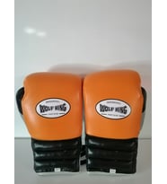 Wolfking marka Deri Boks Eldiveni siyah renk ipli model Orjinal Dana derisidir. 10-12-14-16oz büyüklükte İstediğiniz Bedeni msj ile bildiriniz