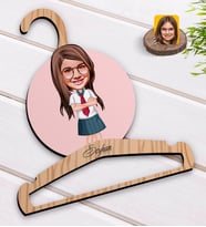 BK Gift Kişiye Özel Kız Çocuk Karikatürlü Standart Boy Ahşap Elbise Askısı-6