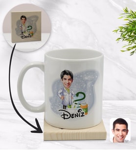 BK Gift Kişiye Özel Erkek Eczacı Karikatürlü Beyaz Kupa Bardak ve Ahşap Bardak Altlığı Hediye Seti - Model 2