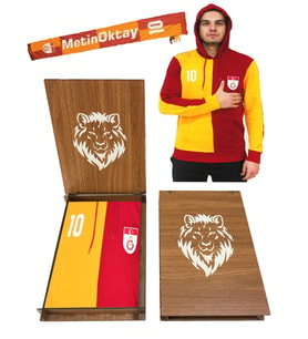 Galatasaray Orijinal Metin Oktay Sweatshirt +Atkı (Hediyelik Ahşap Kutulu) (Sarı-Kırmızı)