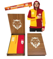 Galatasaray Orijinal Metin Oktay Sweatshirt +Atkı (Hediyelik Ahşap Kutulu) (Sarı-Kırmızı)
