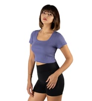 Kadın Mor Havuz Yaka Fitted/vücuda Oturan Kısa Kol Crop Tişört 23K-TRP-CRP04