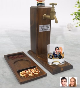 BK Gift Kişiye Özel Motorcu Sevgililer Karikatürlü Viski Bardağı & Musluklu Doğal Ahşap İçki Standı & Masif Ahşap Dikdörtgen Sunum Tabağı Çerezlik Hediye Seti-1