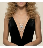 Valmont Accessories Fiyonk Detaylı Kadın Kristal Taşlı Göğüs Aksesuarı Dekolteli Elbise Takısı Şık Tasarım