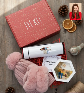 Kişiye Özel Karikatürlü Cute But Sagittarius Yay Burcu Hediye Kutusu - Kişiye Özel Dijital Göstergeli Termos, Kulaklık, Bere, Altıgen Fotoğraf Çerçevesi Doğum Günü Hediyesi
