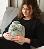 Yumuşak Peluş Su Torbası Kılıfı Kurdele Detaylı, Sıcak Tutan Tasarım Gri