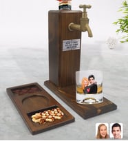 BK Gift Kişiye Özel Sevgililer Karikatürlü Viski Bardağı & Musluklu Doğal Ahşap İçki Standı & Masif Ahşap Dikdörtgen Sunum Tabağı Çerezlik Hediye Seti-88