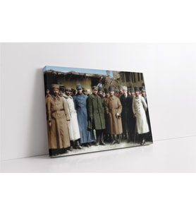 Atatürk Subaylarla Birlikte