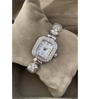 Vintage Taşlı Kare Metal Gümüş Renk Kadın Kol Saati İndirimli Kampanyalı Avantajlı Kuponlu Tarz Şık Garantili Tasarım Genç Lüks Trend Ucuz Anneye Kız Kardeşe Sevgiliye Sözlüye Nişanlıya Özel Doğum Günü Hediyesi Fırsat
