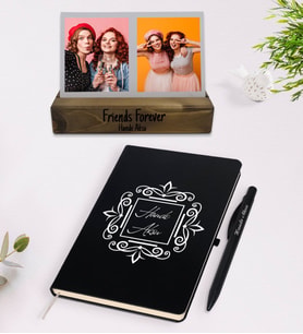 Arkadaşa Özel 2 Fotoğraflı Dekoratif Ahşap Stand ve Siyah Defter Kalem Hediye Seti