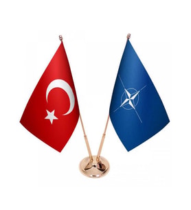 Masa Üstü NATO Bayrağı Türk Bayrağı İkili Pirinç Direk Masa Bayrak Seti