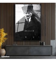 Siyah Renk Metal Çerçeveli Tamperli Cam Tablo Atatürk Kalpaklı Kürklü Palto Kışlık Atatürk Tablosu Duvar Dekoru