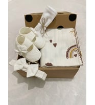 HOŞGELDİN BEBEK , KIZ BEBEK YENİDOĞAN HEDİYE SETİ , KIZ BEBEK FİSTOLU BANDANALI BEBEK PATİĞİ , MÜSLİN BATTANİYE , MÜSLİN MENDİL (Ekru)