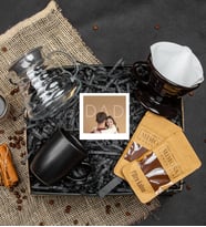 Kişiye Özel Polaroid Fotoğraf - Kahve Servis Sürahisi, Seramik Dripper - Siyah, 3 Adet Filtre Kahve Kağıdı, Siyah Kupa, Filtre Kahve - Özel Tasarım Hediye Kutusu No:84
